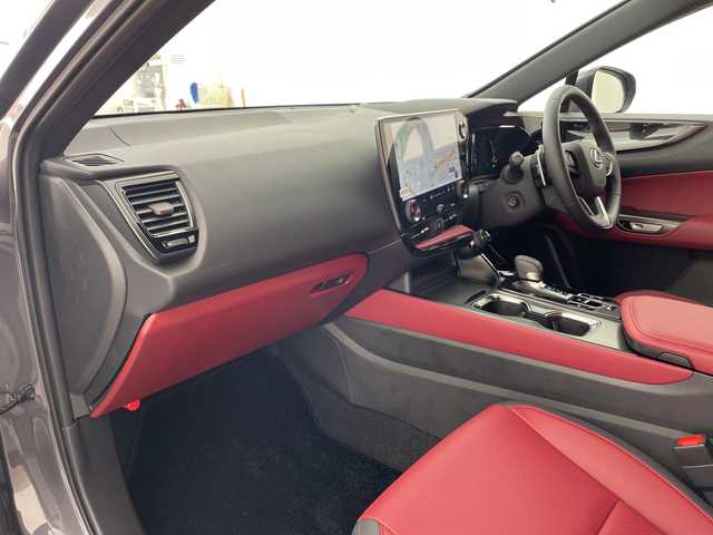 レクサス ＮＸ 350h 兵庫県 2024(令6)年 0.1万km ソニッククロム ・純正14インチディスプレイナビTV・BT・USB・MiraCast/・アラウンドビューモニター/・レーンディパーチャーアラート/・クリアランスソナー/・パーキングサポートブレーキ/・ブラインドスポットモニター/・安心降車アシスト/。リアクロストラフィックアラート/・リアカメラディテクション/・ロードサインアシスト/・プロアクティブドライビングアシスト/・ヘッドアップディスプレイ/・レーダークルーズコントロール/・レーントレーシングアシスト/・赤黒コンビレザーシート/・シートヒーター/・シートベンチレーション/・パワーシート/・パワーバックドア/・ステアリングヒーター/・前後ドライブレコーダー/・ビルトインETC2.0/・パドルシフト/・LEDオートライト/・フォグランプ/・オートマチックハイビーム/・ステアリングリモコン/・オートワイパー/・電子パーキングブレーキ/・ブレーキホールド/・純正18インチアルミホイール/・純正フロアマット/・W+サイドエアバック/・カーテンエアバック/・スマートキー/・プッシュスタート