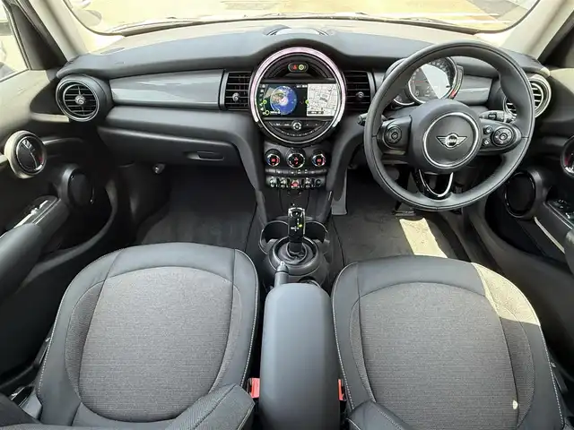 ＭＩＮＩ ミニ クーパー D 静岡県 2021(令3)年 2万km ミッドナイト・ブラック・メタリック ペッパーパッケージ/・ストレージコンパートメントパッケージ/・MINIエキサイトメントパッケージ/・レインセンサー/・ライトパッケージ/・コンフォートアクセスシステム/MINIコネクト/(Bluetooth/USB)/インテリジェントセーフティ/バックカメラ/PDC/ETC/フロアマット/純正15インチアルミホイール/フロントフォグランプ/保証書/取扱説明書/スペアキー