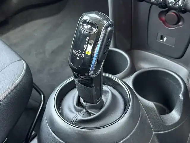 ＭＩＮＩ ミニ クーパー D 静岡県 2021(令3)年 2万km ミッドナイト・ブラック・メタリック ペッパーパッケージ/・ストレージコンパートメントパッケージ/・MINIエキサイトメントパッケージ/・レインセンサー/・ライトパッケージ/・コンフォートアクセスシステム/MINIコネクト/(Bluetooth/USB)/インテリジェントセーフティ/バックカメラ/PDC/ETC/フロアマット/純正15インチアルミホイール/フロントフォグランプ/保証書/取扱説明書/スペアキー