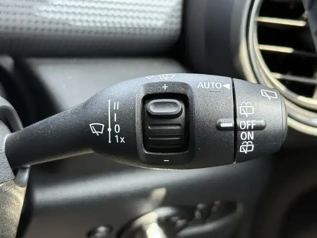 ＭＩＮＩ ミニ クーパー D 静岡県 2021(令3)年 2万km ミッドナイト・ブラック・メタリック ペッパーパッケージ/・ストレージコンパートメントパッケージ/・MINIエキサイトメントパッケージ/・レインセンサー/・ライトパッケージ/・コンフォートアクセスシステム/MINIコネクト/(Bluetooth/USB)/インテリジェントセーフティ/バックカメラ/PDC/ETC/フロアマット/純正15インチアルミホイール/フロントフォグランプ/保証書/取扱説明書/スペアキー