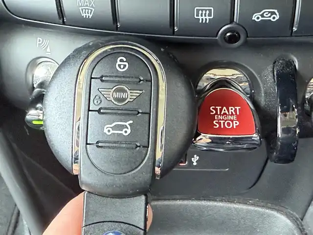 ＭＩＮＩ ミニ クーパー D 静岡県 2021(令3)年 2万km ミッドナイト・ブラック・メタリック ペッパーパッケージ/・ストレージコンパートメントパッケージ/・MINIエキサイトメントパッケージ/・レインセンサー/・ライトパッケージ/・コンフォートアクセスシステム/MINIコネクト/(Bluetooth/USB)/インテリジェントセーフティ/バックカメラ/PDC/ETC/フロアマット/純正15インチアルミホイール/フロントフォグランプ/保証書/取扱説明書/スペアキー