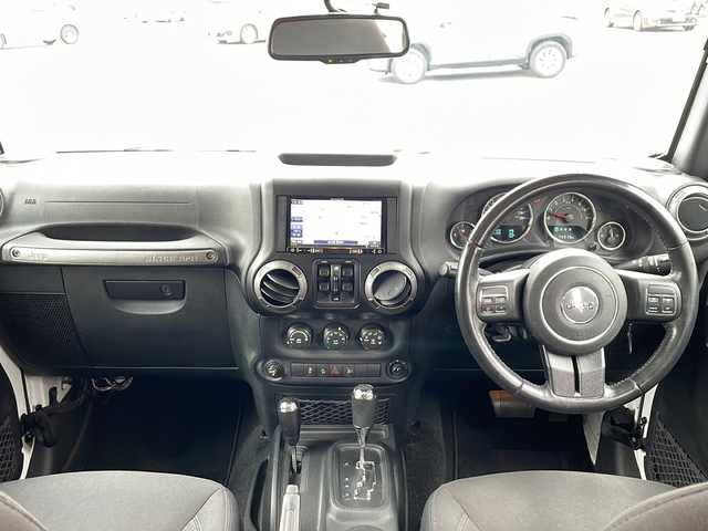 クライスラー・ジープ ジープ ラングラー アンリミテッド スポーツ 山口県 2016(平28)年 7.5万km 白 社外メモリナビ/Ｂｌｕｅｔｏｏｔｈ/フルセグＴＶ/ＨＩＤヘッドライト/リモコンキー/クルーズコントロール/ＥＴＣ/オートエアコン/横滑り防止装置/純正１７インチアルミホイール/背面タイヤ/サイドカメラ/ヒルディセントコントロール/保証書・取説/スペアキー1本