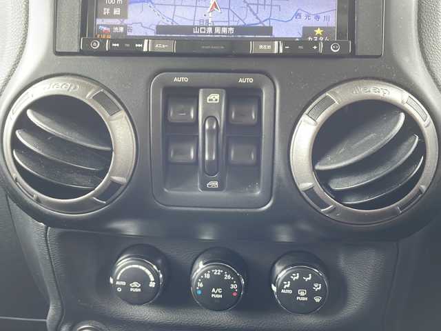 クライスラー・ジープ ジープ ラングラー アンリミテッド スポーツ 山口県 2016(平28)年 7.5万km 白 社外メモリナビ/Ｂｌｕｅｔｏｏｔｈ/フルセグＴＶ/ＨＩＤヘッドライト/リモコンキー/クルーズコントロール/ＥＴＣ/オートエアコン/横滑り防止装置/純正１７インチアルミホイール/背面タイヤ/サイドカメラ/ヒルディセントコントロール/保証書・取説/スペアキー1本