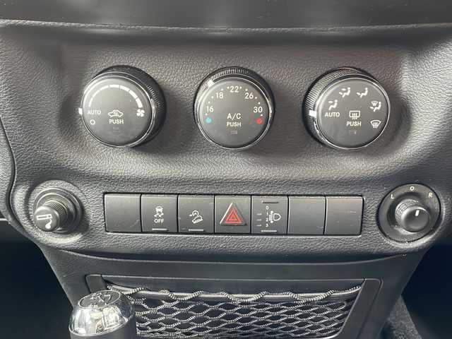 クライスラー・ジープ ジープ ラングラー アンリミテッド スポーツ 山口県 2016(平28)年 7.5万km 白 社外メモリナビ/Ｂｌｕｅｔｏｏｔｈ/フルセグＴＶ/ＨＩＤヘッドライト/リモコンキー/クルーズコントロール/ＥＴＣ/オートエアコン/横滑り防止装置/純正１７インチアルミホイール/背面タイヤ/サイドカメラ/ヒルディセントコントロール/保証書・取説/スペアキー1本