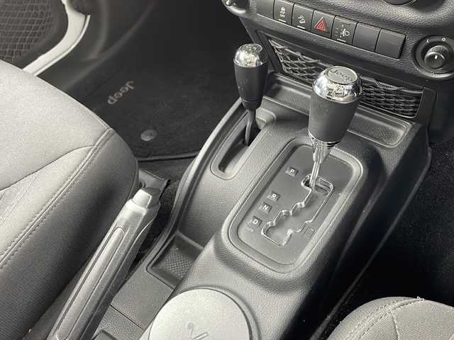 クライスラー・ジープ ジープ ラングラー アンリミテッド スポーツ 山口県 2016(平28)年 7.5万km 白 社外メモリナビ/Ｂｌｕｅｔｏｏｔｈ/フルセグＴＶ/ＨＩＤヘッドライト/リモコンキー/クルーズコントロール/ＥＴＣ/オートエアコン/横滑り防止装置/純正１７インチアルミホイール/背面タイヤ/サイドカメラ/ヒルディセントコントロール/保証書・取説/スペアキー1本