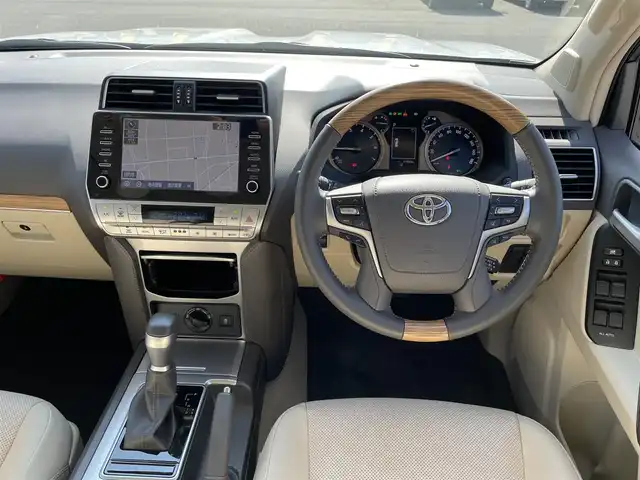 トヨタ ランドクルーザー プラド TX Lパッケージ 山口県 2023(令5)年 2.2万km ホワイトパールクリスタルシャイン ワンオーナー車/ベージュレザーシート/サンルーフ/純正ナビ/Bluetooth/Miracast/全周囲カメラ/前席パワーシート/前席シートヒーター/前席ベンチレーション/クルーズコントロール/オートマチックハイビーム/LEDヘッドライト/LEDフォグライト/オートライト/スマートキー＆プッシュスタート/レーンキープアシスト/社外前後ドライブレコーダー/社外17インチAW（ジオランダータイヤ）/純正アルミ付スタッドレスタイヤ車載/社外クラッツィオフロアマット（純正車載）/ルーフレール/保証書・取説/スペアキー1個