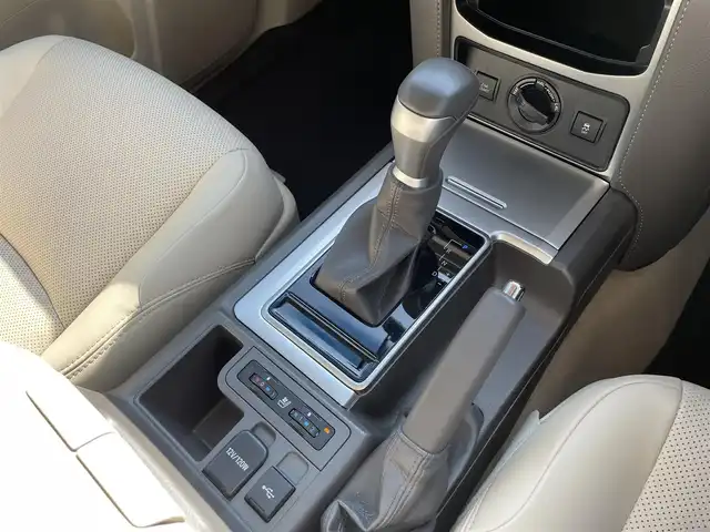 トヨタ ランドクルーザー プラド TX Lパッケージ 山口県 2023(令5)年 2.2万km ホワイトパールクリスタルシャイン ワンオーナー車/ベージュレザーシート/サンルーフ/純正ナビ/Bluetooth/Miracast/全周囲カメラ/前席パワーシート/前席シートヒーター/前席ベンチレーション/クルーズコントロール/オートマチックハイビーム/LEDヘッドライト/LEDフォグライト/オートライト/スマートキー＆プッシュスタート/レーンキープアシスト/社外前後ドライブレコーダー/社外17インチAW（ジオランダータイヤ）/純正アルミ付スタッドレスタイヤ車載/社外クラッツィオフロアマット（純正車載）/ルーフレール/保証書・取説/スペアキー1個