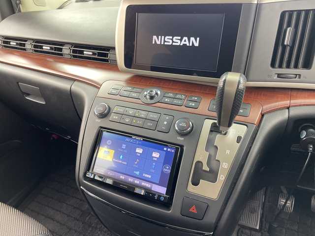 日産 エルグランド ハイウェイスター アーバンセレJ 岐阜県 2006(平18)年 5.2万km パール 社外SDナビ/CD/DVD/USB/Bluetooth/フルセグTV/バックカメラ/デジタルインナーミラー/両側パワースライドドア/ハーフレザーシート/オートHIDヘッドライト/フォグランプ/ウーファー付き/レーダー探知機/純正フロアマット/純正１７インチアルミホイール/サイドバイザー/MTモード付