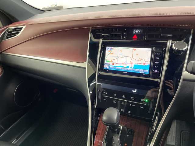 トヨタ ハリアー プレミアム 長崎県 2017(平29)年 2.6万km スパークリングブラックパールクリスタルシャイン 社外メモリナビ/ ECLIPSE/ AVN-Z05iW/フルセグテレビ/バックカメラ/Bluetooth接続/ミュージックサーバー/レーンディバーチャーアラート/ナノイー/電格ミラー/オートリトラミラー/LEDフォグ/ステアリングリモコン/ドアバイザー