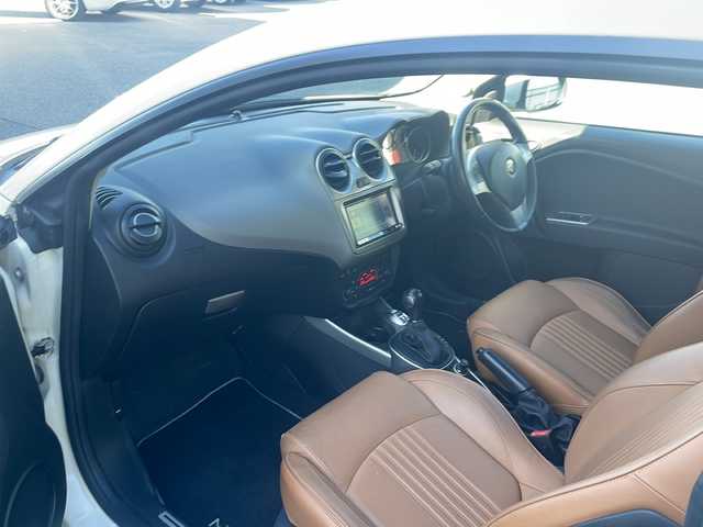 アルファロメオ ミト スプリント 福島県 2014(平26)年 11.1万km ベージュ 社外メモリーナビ/・型番：AVIC-MRZ099/・フルセグTV/BT/SD/CD/DVD/USB/iPod/FM/AM/・バックカメラ/・ETC/・前方ドライブレコーダー/革張りステアリング/・ステアリングスイッチ/・パドルシフト/レザーシート/電動格納ミラー/MTモード付AT/シガーライター/後方コーナーセンサー/ハロゲンヘッドライト/・フォグランプ/純正フロアマット/積込み冬タイヤ溝5mm/・195/55R16/・AGAホイール/スペアキー1本/ワンオーナー