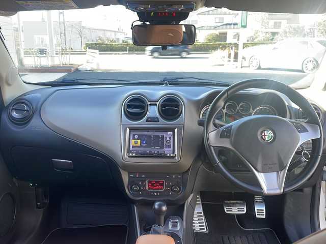 アルファロメオ ミト スプリント 福島県 2014(平26)年 11.1万km ベージュ 社外メモリーナビ/・型番：AVIC-MRZ099/・フルセグTV/BT/SD/CD/DVD/USB/iPod/FM/AM/・バックカメラ/・ETC/・前方ドライブレコーダー/革張りステアリング/・ステアリングスイッチ/・パドルシフト/レザーシート/電動格納ミラー/MTモード付AT/シガーライター/後方コーナーセンサー/ハロゲンヘッドライト/・フォグランプ/純正フロアマット/積込み冬タイヤ溝5mm/・195/55R16/・AGAホイール/スペアキー1本/ワンオーナー