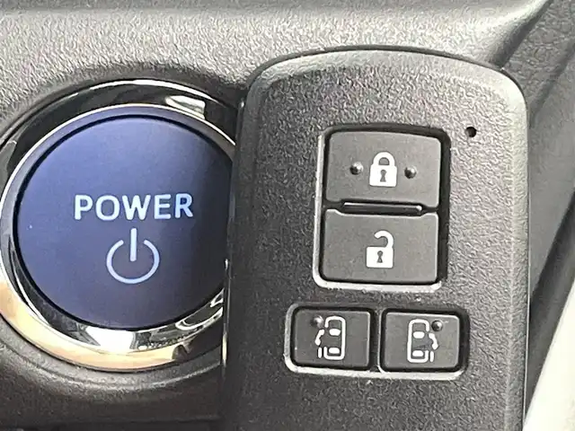 トヨタ ヴォクシー ハイブリッド ZS 煌 熊本県 2018(平30)年 6.4万km ホワイトパールクリスタルシャイン ワンオーナー/禁煙車/純正9インチメモリナビ【NSZT-Y68T】/フルセグTV・BT・CD・DVD・FM・AM/バックカメラ/ビルトインETC/クルーズコントロール/トヨタセーフティーセンス/・プリクラッシュセーフティ/・レーンディパーチャーアラート/・オートハイビーム/両側パワースライドドア/横滑り防止/純正LEDヘッドライト/革調シートカバー/前席シートヒーター/革巻きステアリング/ステアリングスイッチ/リアオートエアコン/純正16インチアルミホイール/スマートキー/プッシュスタート/スペアキー1本/保証書/取扱説明書