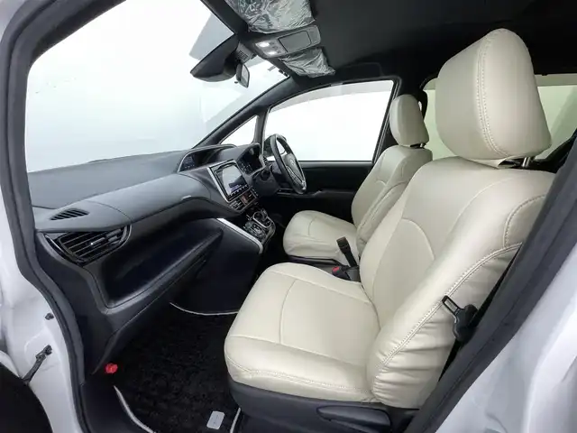 トヨタ ヴォクシー ハイブリッド ZS 煌 熊本県 2018(平30)年 6.4万km ホワイトパールクリスタルシャイン ワンオーナー/禁煙車/純正9インチメモリナビ【NSZT-Y68T】/フルセグTV・BT・CD・DVD・FM・AM/バックカメラ/ビルトインETC/クルーズコントロール/トヨタセーフティーセンス/・プリクラッシュセーフティ/・レーンディパーチャーアラート/・オートハイビーム/両側パワースライドドア/横滑り防止/純正LEDヘッドライト/革調シートカバー/前席シートヒーター/革巻きステアリング/ステアリングスイッチ/リアオートエアコン/純正16インチアルミホイール/スマートキー/プッシュスタート/スペアキー1本/保証書/取扱説明書