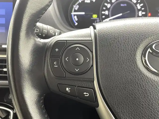 トヨタ ヴォクシー ハイブリッド ZS 煌 熊本県 2018(平30)年 6.4万km ホワイトパールクリスタルシャイン ワンオーナー/禁煙車/純正9インチメモリナビ【NSZT-Y68T】/フルセグTV・BT・CD・DVD・FM・AM/バックカメラ/ビルトインETC/クルーズコントロール/トヨタセーフティーセンス/・プリクラッシュセーフティ/・レーンディパーチャーアラート/・オートハイビーム/両側パワースライドドア/横滑り防止/純正LEDヘッドライト/革調シートカバー/前席シートヒーター/革巻きステアリング/ステアリングスイッチ/リアオートエアコン/純正16インチアルミホイール/スマートキー/プッシュスタート/スペアキー1本/保証書/取扱説明書