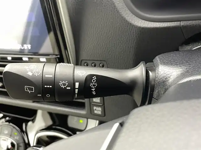トヨタ ヴォクシー ハイブリッド ZS 煌 熊本県 2018(平30)年 6.4万km ホワイトパールクリスタルシャイン ワンオーナー/禁煙車/純正9インチメモリナビ【NSZT-Y68T】/フルセグTV・BT・CD・DVD・FM・AM/バックカメラ/ビルトインETC/クルーズコントロール/トヨタセーフティーセンス/・プリクラッシュセーフティ/・レーンディパーチャーアラート/・オートハイビーム/両側パワースライドドア/横滑り防止/純正LEDヘッドライト/革調シートカバー/前席シートヒーター/革巻きステアリング/ステアリングスイッチ/リアオートエアコン/純正16インチアルミホイール/スマートキー/プッシュスタート/スペアキー1本/保証書/取扱説明書