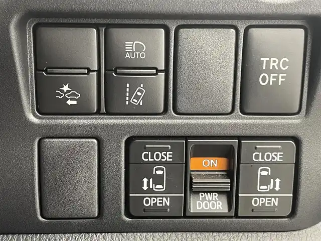 トヨタ ヴォクシー ハイブリッド ZS 煌 熊本県 2018(平30)年 6.4万km ホワイトパールクリスタルシャイン ワンオーナー/禁煙車/純正9インチメモリナビ【NSZT-Y68T】/フルセグTV・BT・CD・DVD・FM・AM/バックカメラ/ビルトインETC/クルーズコントロール/トヨタセーフティーセンス/・プリクラッシュセーフティ/・レーンディパーチャーアラート/・オートハイビーム/両側パワースライドドア/横滑り防止/純正LEDヘッドライト/革調シートカバー/前席シートヒーター/革巻きステアリング/ステアリングスイッチ/リアオートエアコン/純正16インチアルミホイール/スマートキー/プッシュスタート/スペアキー1本/保証書/取扱説明書