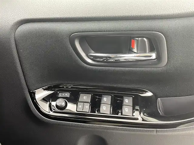 トヨタ ヴォクシー ハイブリッド ZS 煌 熊本県 2018(平30)年 6.4万km ホワイトパールクリスタルシャイン ワンオーナー/禁煙車/純正9インチメモリナビ【NSZT-Y68T】/フルセグTV・BT・CD・DVD・FM・AM/バックカメラ/ビルトインETC/クルーズコントロール/トヨタセーフティーセンス/・プリクラッシュセーフティ/・レーンディパーチャーアラート/・オートハイビーム/両側パワースライドドア/横滑り防止/純正LEDヘッドライト/革調シートカバー/前席シートヒーター/革巻きステアリング/ステアリングスイッチ/リアオートエアコン/純正16インチアルミホイール/スマートキー/プッシュスタート/スペアキー1本/保証書/取扱説明書