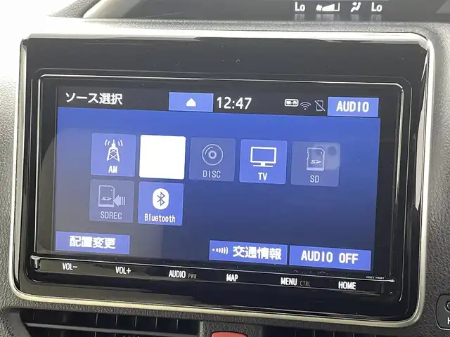 トヨタ ヴォクシー ハイブリッド ZS 煌 熊本県 2018(平30)年 6.4万km ホワイトパールクリスタルシャイン ワンオーナー/禁煙車/純正9インチメモリナビ【NSZT-Y68T】/フルセグTV・BT・CD・DVD・FM・AM/バックカメラ/ビルトインETC/クルーズコントロール/トヨタセーフティーセンス/・プリクラッシュセーフティ/・レーンディパーチャーアラート/・オートハイビーム/両側パワースライドドア/横滑り防止/純正LEDヘッドライト/革調シートカバー/前席シートヒーター/革巻きステアリング/ステアリングスイッチ/リアオートエアコン/純正16インチアルミホイール/スマートキー/プッシュスタート/スペアキー1本/保証書/取扱説明書