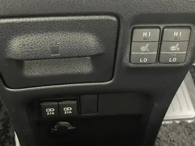 トヨタ ヴォクシー ハイブリッド ZS 煌 熊本県 2018(平30)年 6.4万km ホワイトパールクリスタルシャイン ワンオーナー/禁煙車/純正9インチメモリナビ【NSZT-Y68T】/フルセグTV・BT・CD・DVD・FM・AM/バックカメラ/ビルトインETC/クルーズコントロール/トヨタセーフティーセンス/・プリクラッシュセーフティ/・レーンディパーチャーアラート/・オートハイビーム/両側パワースライドドア/横滑り防止/純正LEDヘッドライト/革調シートカバー/前席シートヒーター/革巻きステアリング/ステアリングスイッチ/リアオートエアコン/純正16インチアルミホイール/スマートキー/プッシュスタート/スペアキー1本/保証書/取扱説明書