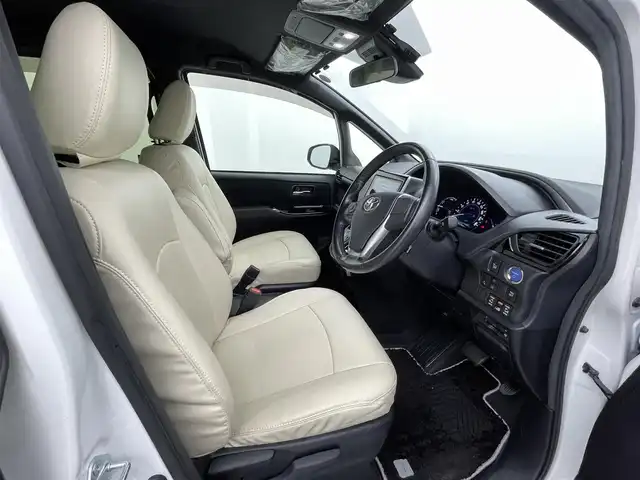 トヨタ ヴォクシー ハイブリッド ZS 煌 熊本県 2018(平30)年 6.4万km ホワイトパールクリスタルシャイン ワンオーナー/禁煙車/純正9インチメモリナビ【NSZT-Y68T】/フルセグTV・BT・CD・DVD・FM・AM/バックカメラ/ビルトインETC/クルーズコントロール/トヨタセーフティーセンス/・プリクラッシュセーフティ/・レーンディパーチャーアラート/・オートハイビーム/両側パワースライドドア/横滑り防止/純正LEDヘッドライト/革調シートカバー/前席シートヒーター/革巻きステアリング/ステアリングスイッチ/リアオートエアコン/純正16インチアルミホイール/スマートキー/プッシュスタート/スペアキー1本/保証書/取扱説明書