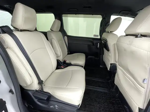 トヨタ ヴォクシー ハイブリッド ZS 煌 熊本県 2018(平30)年 6.4万km ホワイトパールクリスタルシャイン ワンオーナー/禁煙車/純正9インチメモリナビ【NSZT-Y68T】/フルセグTV・BT・CD・DVD・FM・AM/バックカメラ/ビルトインETC/クルーズコントロール/トヨタセーフティーセンス/・プリクラッシュセーフティ/・レーンディパーチャーアラート/・オートハイビーム/両側パワースライドドア/横滑り防止/純正LEDヘッドライト/革調シートカバー/前席シートヒーター/革巻きステアリング/ステアリングスイッチ/リアオートエアコン/純正16インチアルミホイール/スマートキー/プッシュスタート/スペアキー1本/保証書/取扱説明書