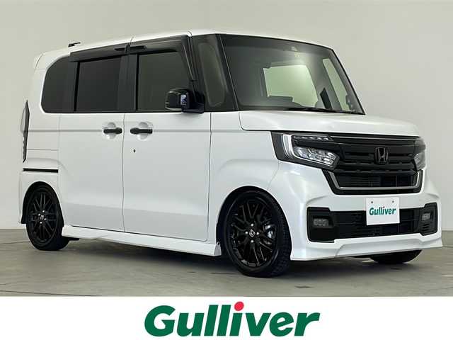 ホンダ Ｎ ＢＯＸ カスタム L ターボ スタイル+ブラック 鹿児島県 2023(令5)年 2.6万km プラチナホワイトパール 純正9インチナビ/（AM/FM/CD/DVD/Bluetooth）/バックカメラ/ビルトインETC/前席シートヒーター/両側パワースライドドア/TEIN車高調/ステアリングリモコン/パドルシフト/LEDオートライト/LEDフォグランプ/シートバックテーブル/リアドアサンシェード/フロアマット/ドアバイザー/ホンダセンシング/衝突軽減ブレーキ（CMBS）/誤発進抑制機能/歩行者事故低減ステアリング/路外逸脱抑制機能/渋滞追従機能付アダプティブクルーズコントロール（ACC）/車線維持支援システム（LKAS）/先行車発進お知らせ機能/標識認識機能/後方誤発進抑制機能/オートハイビーム