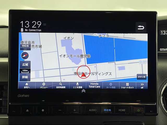 ホンダ Ｎ ＢＯＸ カスタム L ターボ スタイル+ブラック 鹿児島県 2023(令5)年 2.6万km プラチナホワイトパール 純正9インチナビ/（AM/FM/CD/DVD/Bluetooth）/バックカメラ/ビルトインETC/前席シートヒーター/両側パワースライドドア/TEIN車高調/ステアリングリモコン/パドルシフト/LEDオートライト/LEDフォグランプ/シートバックテーブル/リアドアサンシェード/フロアマット/ドアバイザー/ホンダセンシング/衝突軽減ブレーキ（CMBS）/誤発進抑制機能/歩行者事故低減ステアリング/路外逸脱抑制機能/渋滞追従機能付アダプティブクルーズコントロール（ACC）/車線維持支援システム（LKAS）/先行車発進お知らせ機能/標識認識機能/後方誤発進抑制機能/オートハイビーム