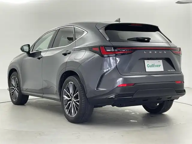 レクサス ＮＸ 350h バージョンL 福井県 2023(令5)年 2.3万km グレー サンルーフ/赤革シート/純正14型ディスプレイオーディオ/（ナビ/AM/FM/フルセグTV/Bluetooth）/フルセグTV/アラウンドビューモニター/ビルトインETC2.0/ステアリングスイッチ/パドルシフト/ステアリングヒーター/レーダークルーズコントロール/オートライト/オートハイビーム/シートメモリー/パワーシート/シートヒーター/エアシート/パワーバックドア/衝突軽減システム/レーンキープアシスト/クリアランスソナー/コーナーセンサー/BSM/HUD/プッシュスタート/純正フロアマット/純正20インチアルミ/スペアキー/保証書