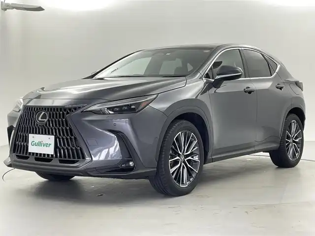 レクサス ＮＸ 350h バージョンL 福井県 2023(令5)年 2.3万km グレー サンルーフ/赤革シート/純正14型ディスプレイオーディオ/（ナビ/AM/FM/フルセグTV/Bluetooth）/フルセグTV/アラウンドビューモニター/ビルトインETC2.0/ステアリングスイッチ/パドルシフト/ステアリングヒーター/レーダークルーズコントロール/オートライト/オートハイビーム/シートメモリー/パワーシート/シートヒーター/エアシート/パワーバックドア/衝突軽減システム/レーンキープアシスト/クリアランスソナー/コーナーセンサー/BSM/HUD/プッシュスタート/純正フロアマット/純正20インチアルミ/スペアキー/保証書