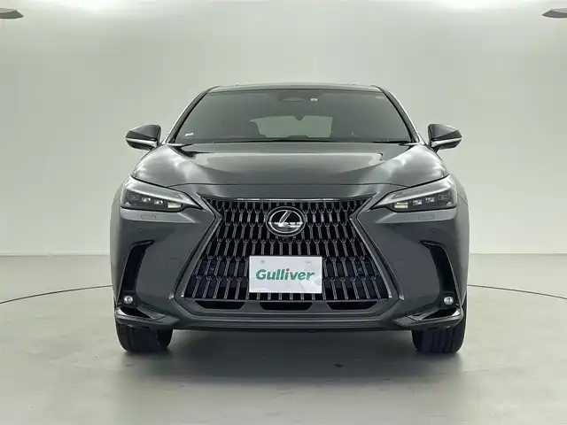 レクサス ＮＸ 350h バージョンL 福井県 2023(令5)年 2.3万km グレー サンルーフ/赤革シート/純正14型ディスプレイオーディオ/（ナビ/AM/FM/フルセグTV/Bluetooth）/フルセグTV/アラウンドビューモニター/ビルトインETC2.0/ステアリングスイッチ/パドルシフト/ステアリングヒーター/レーダークルーズコントロール/オートライト/オートハイビーム/シートメモリー/パワーシート/シートヒーター/エアシート/パワーバックドア/衝突軽減システム/レーンキープアシスト/クリアランスソナー/コーナーセンサー/BSM/HUD/プッシュスタート/純正フロアマット/純正20インチアルミ/スペアキー/保証書