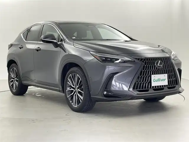 レクサス ＮＸ 350h バージョンL 福井県 2023(令5)年 2.3万km グレー サンルーフ/赤革シート/純正14型ディスプレイオーディオ/（ナビ/AM/FM/フルセグTV/Bluetooth）/フルセグTV/アラウンドビューモニター/ビルトインETC2.0/ステアリングスイッチ/パドルシフト/ステアリングヒーター/レーダークルーズコントロール/オートライト/オートハイビーム/シートメモリー/パワーシート/シートヒーター/エアシート/パワーバックドア/衝突軽減システム/レーンキープアシスト/クリアランスソナー/コーナーセンサー/BSM/HUD/プッシュスタート/純正フロアマット/純正20インチアルミ/スペアキー/保証書