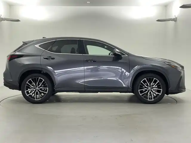 レクサス ＮＸ 350h バージョンL 福井県 2023(令5)年 2.3万km グレー サンルーフ/赤革シート/純正14型ディスプレイオーディオ/（ナビ/AM/FM/フルセグTV/Bluetooth）/フルセグTV/アラウンドビューモニター/ビルトインETC2.0/ステアリングスイッチ/パドルシフト/ステアリングヒーター/レーダークルーズコントロール/オートライト/オートハイビーム/シートメモリー/パワーシート/シートヒーター/エアシート/パワーバックドア/衝突軽減システム/レーンキープアシスト/クリアランスソナー/コーナーセンサー/BSM/HUD/プッシュスタート/純正フロアマット/純正20インチアルミ/スペアキー/保証書