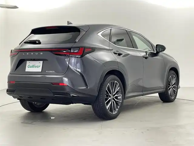 レクサス ＮＸ 350h バージョンL 福井県 2023(令5)年 2.3万km グレー サンルーフ/赤革シート/純正14型ディスプレイオーディオ/（ナビ/AM/FM/フルセグTV/Bluetooth）/フルセグTV/アラウンドビューモニター/ビルトインETC2.0/ステアリングスイッチ/パドルシフト/ステアリングヒーター/レーダークルーズコントロール/オートライト/オートハイビーム/シートメモリー/パワーシート/シートヒーター/エアシート/パワーバックドア/衝突軽減システム/レーンキープアシスト/クリアランスソナー/コーナーセンサー/BSM/HUD/プッシュスタート/純正フロアマット/純正20インチアルミ/スペアキー/保証書
