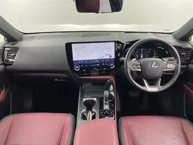 レクサス ＮＸ 350h バージョンL 福井県 2023(令5)年 2.3万km グレー サンルーフ/赤革シート/純正14型ディスプレイオーディオ/（ナビ/AM/FM/フルセグTV/Bluetooth）/フルセグTV/アラウンドビューモニター/ビルトインETC2.0/ステアリングスイッチ/パドルシフト/ステアリングヒーター/レーダークルーズコントロール/オートライト/オートハイビーム/シートメモリー/パワーシート/シートヒーター/エアシート/パワーバックドア/衝突軽減システム/レーンキープアシスト/クリアランスソナー/コーナーセンサー/BSM/HUD/プッシュスタート/純正フロアマット/純正20インチアルミ/スペアキー/保証書