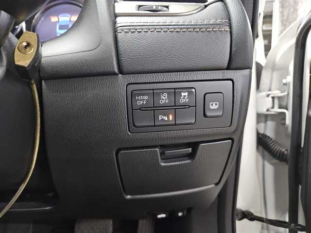 マツダ アテンザ セダン 25S Lパッケージ 香川県 2017(平29)年 7.4万km スノーフレイクホワイトパールマイカ 純正ナビ/　(Bluetooth/CD/DVD)/フルセグTV/BOSEサウンドシステム/バックカメラ/ドライブレコーダー/レーダークルーズコントロール/パーキングセンサー/i-ACTIVSENSE/・アドバンスドスマートシティブレーキサポート/・後退時スマートシティブレーキサポート/・AT誤発進抑制制御機能/・スマートブレーキサポート/・レーンキープアシストシステム/・車線逸脱警報システム/・ブラインドスポットモニタリング/・ドライバーアテンションアラート/・交通標識認識システム/アクティブドライビングディスプレイ/LEDヘッドランプ/本革巻きステアリング/パドルシフト/パーフォレーション革シート/全席シートヒーター/前席パワーシート/純正19インチアルミホイール/アドバンストキーレスエントリーシステム/禁煙車