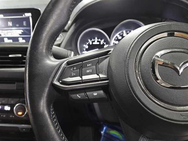 マツダ アテンザ セダン 25S Lパッケージ 香川県 2017(平29)年 7.4万km スノーフレイクホワイトパールマイカ 純正ナビ/　(Bluetooth/CD/DVD)/フルセグTV/BOSEサウンドシステム/バックカメラ/ドライブレコーダー/レーダークルーズコントロール/パーキングセンサー/i-ACTIVSENSE/・アドバンスドスマートシティブレーキサポート/・後退時スマートシティブレーキサポート/・AT誤発進抑制制御機能/・スマートブレーキサポート/・レーンキープアシストシステム/・車線逸脱警報システム/・ブラインドスポットモニタリング/・ドライバーアテンションアラート/・交通標識認識システム/アクティブドライビングディスプレイ/LEDヘッドランプ/本革巻きステアリング/パドルシフト/パーフォレーション革シート/全席シートヒーター/前席パワーシート/純正19インチアルミホイール/アドバンストキーレスエントリーシステム/禁煙車