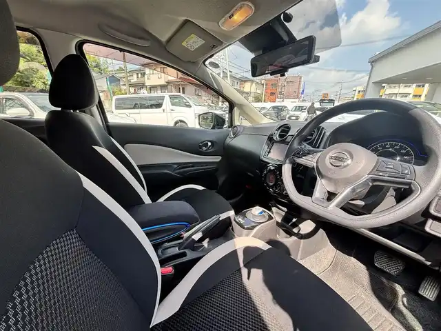 日産 ノート e－パワー X 熊本県 2018(平30)年 4.7万km スーパーブラック 純正ナビ（MM318D-W）/【フルセグTV/CD/DVD/SD/BT】/全方位カメラ/エマージェンシーブレーキ/車線逸脱警報/アダプティブクルーズコントロール/インテリジェントルームミラー/コーナーセンサー/前後ドライブレコーダー/ETC/ステアリングリモコン/LEDオートライト/スマートキー/スペアキー/取扱説明書(車両・ナビ)