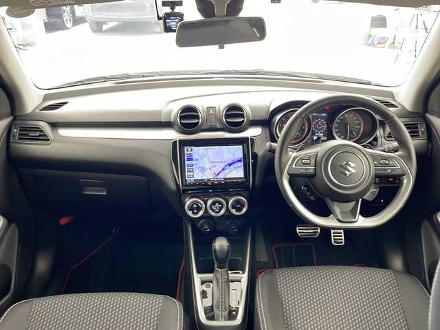 スズキ スイフト RS 兵庫県 2022(令4)年 2.7万km ピュアホワイトP ・純正ナビ/・Bluetooth/CD/DVD/USB/SD/フルセグテレビ/・バックカメラ/・衝突軽減ブレーキ/・レーンキープアシスト/・レーダークルーズコントロール/・横滑り防止装置/・ブラインドスポットモニター/・後方コーナーセンサー/・オートマチックハイビーム/・ステアリングスイッチ/・パドルシフト/・純正フロアマット/・電動格納ミラー/・シートヒーター（運転席）/・ビルトインETC/・前方ドライブレコーダー/・LEDヘッドライト/・フォグランプ/・純正16インチアルミホイール/・スマートキー/・プッシュスタートボタン/・スペアキー/・保証書/・取扱説明書/・W＋サイドエアバッグ/・カーテンエアバッグ