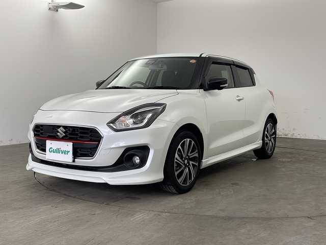 スズキ スイフト RS 兵庫県 2022(令4)年 2.7万km ピュアホワイトP ・純正ナビ/・Bluetooth/CD/DVD/USB/SD/フルセグテレビ/・バックカメラ/・衝突軽減ブレーキ/・レーンキープアシスト/・レーダークルーズコントロール/・横滑り防止装置/・ブラインドスポットモニター/・後方コーナーセンサー/・オートマチックハイビーム/・ステアリングスイッチ/・パドルシフト/・純正フロアマット/・電動格納ミラー/・シートヒーター（運転席）/・ビルトインETC/・前方ドライブレコーダー/・LEDヘッドライト/・フォグランプ/・純正16インチアルミホイール/・スマートキー/・プッシュスタートボタン/・スペアキー/・保証書/・取扱説明書/・W＋サイドエアバッグ/・カーテンエアバッグ