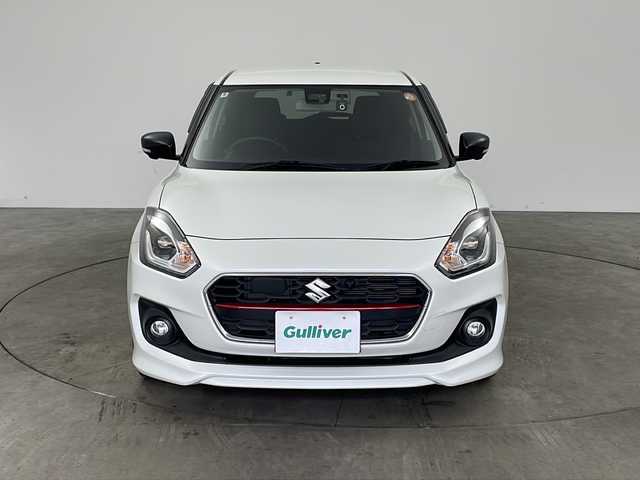 スズキ スイフト RS 兵庫県 2022(令4)年 2.7万km ピュアホワイトP ・純正ナビ/・Bluetooth/CD/DVD/USB/SD/フルセグテレビ/・バックカメラ/・衝突軽減ブレーキ/・レーンキープアシスト/・レーダークルーズコントロール/・横滑り防止装置/・ブラインドスポットモニター/・後方コーナーセンサー/・オートマチックハイビーム/・ステアリングスイッチ/・パドルシフト/・純正フロアマット/・電動格納ミラー/・シートヒーター（運転席）/・ビルトインETC/・前方ドライブレコーダー/・LEDヘッドライト/・フォグランプ/・純正16インチアルミホイール/・スマートキー/・プッシュスタートボタン/・スペアキー/・保証書/・取扱説明書/・W＋サイドエアバッグ/・カーテンエアバッグ