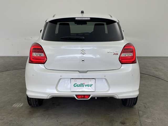 スズキ スイフト RS 兵庫県 2022(令4)年 2.7万km ピュアホワイトP ・純正ナビ/・Bluetooth/CD/DVD/USB/SD/フルセグテレビ/・バックカメラ/・衝突軽減ブレーキ/・レーンキープアシスト/・レーダークルーズコントロール/・横滑り防止装置/・ブラインドスポットモニター/・後方コーナーセンサー/・オートマチックハイビーム/・ステアリングスイッチ/・パドルシフト/・純正フロアマット/・電動格納ミラー/・シートヒーター（運転席）/・ビルトインETC/・前方ドライブレコーダー/・LEDヘッドライト/・フォグランプ/・純正16インチアルミホイール/・スマートキー/・プッシュスタートボタン/・スペアキー/・保証書/・取扱説明書/・W＋サイドエアバッグ/・カーテンエアバッグ