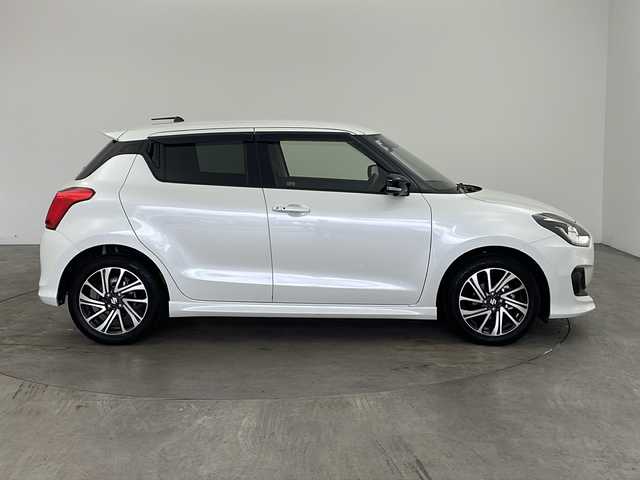 スズキ スイフト RS 兵庫県 2022(令4)年 2.7万km ピュアホワイトP ・純正ナビ/・Bluetooth/CD/DVD/USB/SD/フルセグテレビ/・バックカメラ/・衝突軽減ブレーキ/・レーンキープアシスト/・レーダークルーズコントロール/・横滑り防止装置/・ブラインドスポットモニター/・後方コーナーセンサー/・オートマチックハイビーム/・ステアリングスイッチ/・パドルシフト/・純正フロアマット/・電動格納ミラー/・シートヒーター（運転席）/・ビルトインETC/・前方ドライブレコーダー/・LEDヘッドライト/・フォグランプ/・純正16インチアルミホイール/・スマートキー/・プッシュスタートボタン/・スペアキー/・保証書/・取扱説明書/・W＋サイドエアバッグ/・カーテンエアバッグ
