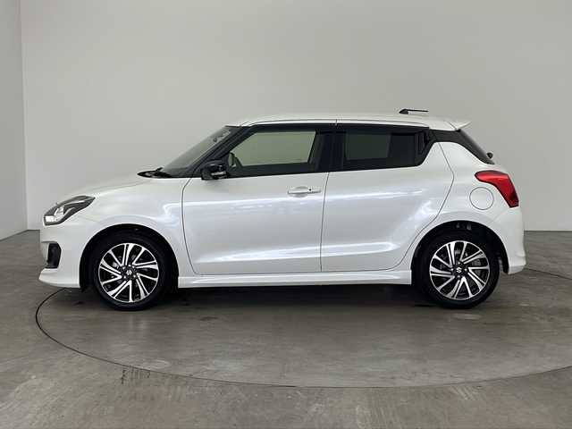 スズキ スイフト RS 兵庫県 2022(令4)年 2.7万km ピュアホワイトP ・純正ナビ/・Bluetooth/CD/DVD/USB/SD/フルセグテレビ/・バックカメラ/・衝突軽減ブレーキ/・レーンキープアシスト/・レーダークルーズコントロール/・横滑り防止装置/・ブラインドスポットモニター/・後方コーナーセンサー/・オートマチックハイビーム/・ステアリングスイッチ/・パドルシフト/・純正フロアマット/・電動格納ミラー/・シートヒーター（運転席）/・ビルトインETC/・前方ドライブレコーダー/・LEDヘッドライト/・フォグランプ/・純正16インチアルミホイール/・スマートキー/・プッシュスタートボタン/・スペアキー/・保証書/・取扱説明書/・W＋サイドエアバッグ/・カーテンエアバッグ