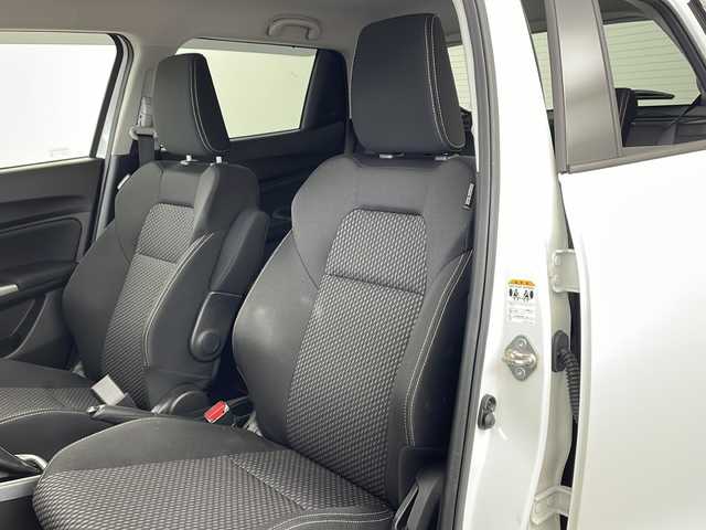 スズキ スイフト RS 兵庫県 2022(令4)年 2.7万km ピュアホワイトP ・純正ナビ/・Bluetooth/CD/DVD/USB/SD/フルセグテレビ/・バックカメラ/・衝突軽減ブレーキ/・レーンキープアシスト/・レーダークルーズコントロール/・横滑り防止装置/・ブラインドスポットモニター/・後方コーナーセンサー/・オートマチックハイビーム/・ステアリングスイッチ/・パドルシフト/・純正フロアマット/・電動格納ミラー/・シートヒーター（運転席）/・ビルトインETC/・前方ドライブレコーダー/・LEDヘッドライト/・フォグランプ/・純正16インチアルミホイール/・スマートキー/・プッシュスタートボタン/・スペアキー/・保証書/・取扱説明書/・W＋サイドエアバッグ/・カーテンエアバッグ