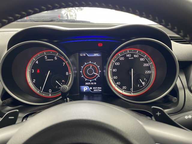 スズキ スイフト RS 兵庫県 2022(令4)年 2.7万km ピュアホワイトP ・純正ナビ/・Bluetooth/CD/DVD/USB/SD/フルセグテレビ/・バックカメラ/・衝突軽減ブレーキ/・レーンキープアシスト/・レーダークルーズコントロール/・横滑り防止装置/・ブラインドスポットモニター/・後方コーナーセンサー/・オートマチックハイビーム/・ステアリングスイッチ/・パドルシフト/・純正フロアマット/・電動格納ミラー/・シートヒーター（運転席）/・ビルトインETC/・前方ドライブレコーダー/・LEDヘッドライト/・フォグランプ/・純正16インチアルミホイール/・スマートキー/・プッシュスタートボタン/・スペアキー/・保証書/・取扱説明書/・W＋サイドエアバッグ/・カーテンエアバッグ