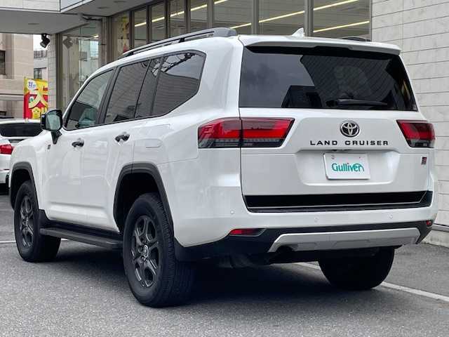 トヨタ ランドクルーザー GRスポーツ 埼玉県 2023(令5)年 0.9万km プレシャスホワイトパール 法人ワンオーナー/登録時8338ｋｍ/サンルーフ/純正ナビ（フルセグTV）/　　・CD/DVD/BT/JBL/アランドビューモニター/赤レザーシート/前席パワーシート/前席シートヒーター/リアモニター×２/クレアランスソナー/パワーバックドア/純正１８インチAW/LEDヘッドライト/フォグランプ/プッシュスタート/スマートキー×２/前後ドライブレコーダー/ビルトインETC2.0/横滑り防止/革巻きステアリング/ステアリングヒーター/ウィンカーミラー/純正フロアマット/保証書/取扱説明書/ナビ取扱説明書