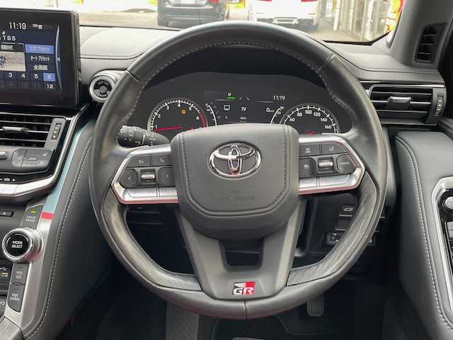 トヨタ ランドクルーザー GRスポーツ 埼玉県 2023(令5)年 0.9万km プレシャスホワイトパール 法人ワンオーナー/登録時8338ｋｍ/サンルーフ/純正ナビ（フルセグTV）/　　・CD/DVD/BT/JBL/アランドビューモニター/赤レザーシート/前席パワーシート/前席シートヒーター/リアモニター×２/クレアランスソナー/パワーバックドア/純正１８インチAW/LEDヘッドライト/フォグランプ/プッシュスタート/スマートキー×２/前後ドライブレコーダー/ビルトインETC2.0/横滑り防止/革巻きステアリング/ステアリングヒーター/ウィンカーミラー/純正フロアマット/保証書/取扱説明書/ナビ取扱説明書