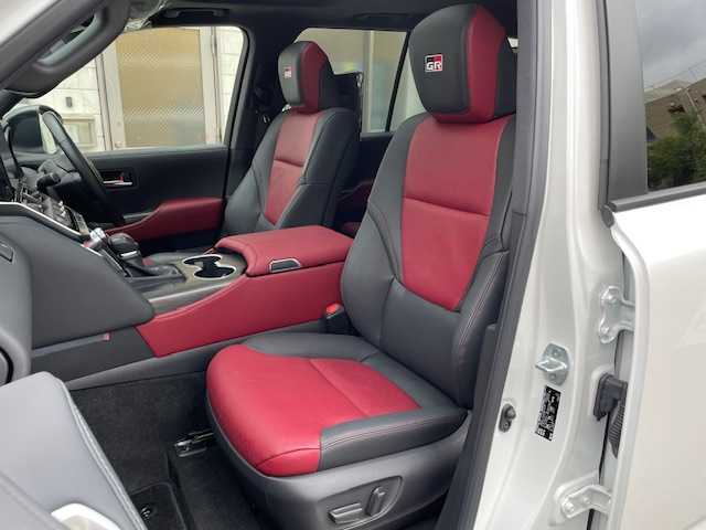 トヨタ ランドクルーザー GRスポーツ 埼玉県 2023(令5)年 0.9万km プレシャスホワイトパール 法人ワンオーナー/登録時8338ｋｍ/サンルーフ/純正ナビ（フルセグTV）/　　・CD/DVD/BT/JBL/アランドビューモニター/赤レザーシート/前席パワーシート/前席シートヒーター/リアモニター×２/クレアランスソナー/パワーバックドア/純正１８インチAW/LEDヘッドライト/フォグランプ/プッシュスタート/スマートキー×２/前後ドライブレコーダー/ビルトインETC2.0/横滑り防止/革巻きステアリング/ステアリングヒーター/ウィンカーミラー/純正フロアマット/保証書/取扱説明書/ナビ取扱説明書