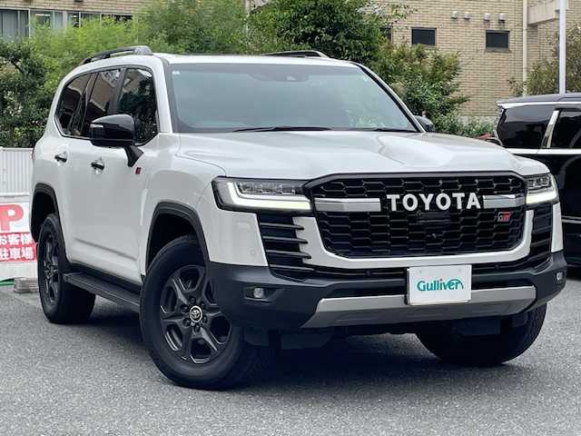 トヨタ ランドクルーザー GRスポーツ 埼玉県 2023(令5)年 0.9万km プレシャスホワイトパール 法人ワンオーナー/登録時8338ｋｍ/サンルーフ/純正ナビ（フルセグTV）/　　・CD/DVD/BT/JBL/アランドビューモニター/赤レザーシート/前席パワーシート/前席シートヒーター/リアモニター×２/クレアランスソナー/パワーバックドア/純正１８インチAW/LEDヘッドライト/フォグランプ/プッシュスタート/スマートキー×２/前後ドライブレコーダー/ビルトインETC2.0/横滑り防止/革巻きステアリング/ステアリングヒーター/ウィンカーミラー/純正フロアマット/保証書/取扱説明書/ナビ取扱説明書