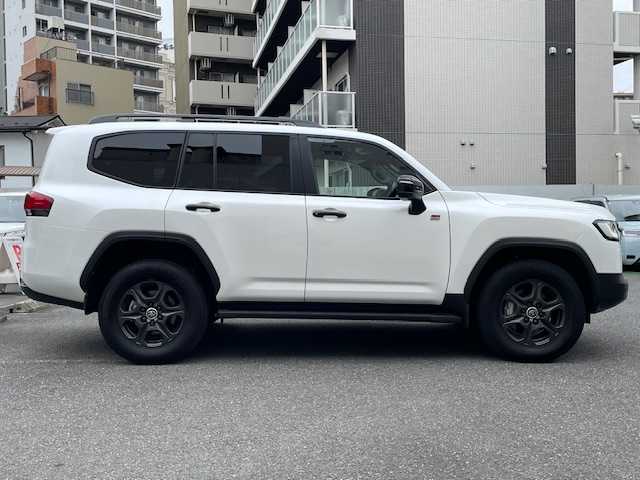 トヨタ ランドクルーザー GRスポーツ 埼玉県 2023(令5)年 0.9万km プレシャスホワイトパール 法人ワンオーナー/登録時8338ｋｍ/サンルーフ/純正ナビ（フルセグTV）/　　・CD/DVD/BT/JBL/アランドビューモニター/赤レザーシート/前席パワーシート/前席シートヒーター/リアモニター×２/クレアランスソナー/パワーバックドア/純正１８インチAW/LEDヘッドライト/フォグランプ/プッシュスタート/スマートキー×２/前後ドライブレコーダー/ビルトインETC2.0/横滑り防止/革巻きステアリング/ステアリングヒーター/ウィンカーミラー/純正フロアマット/保証書/取扱説明書/ナビ取扱説明書